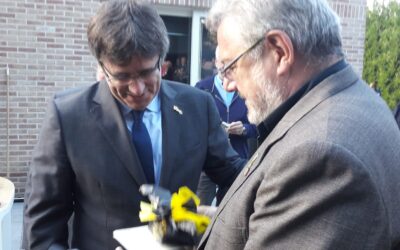 ENTREGA JOIA “LLAÇ GROC¨ A  CARLES PUIGDEMONT